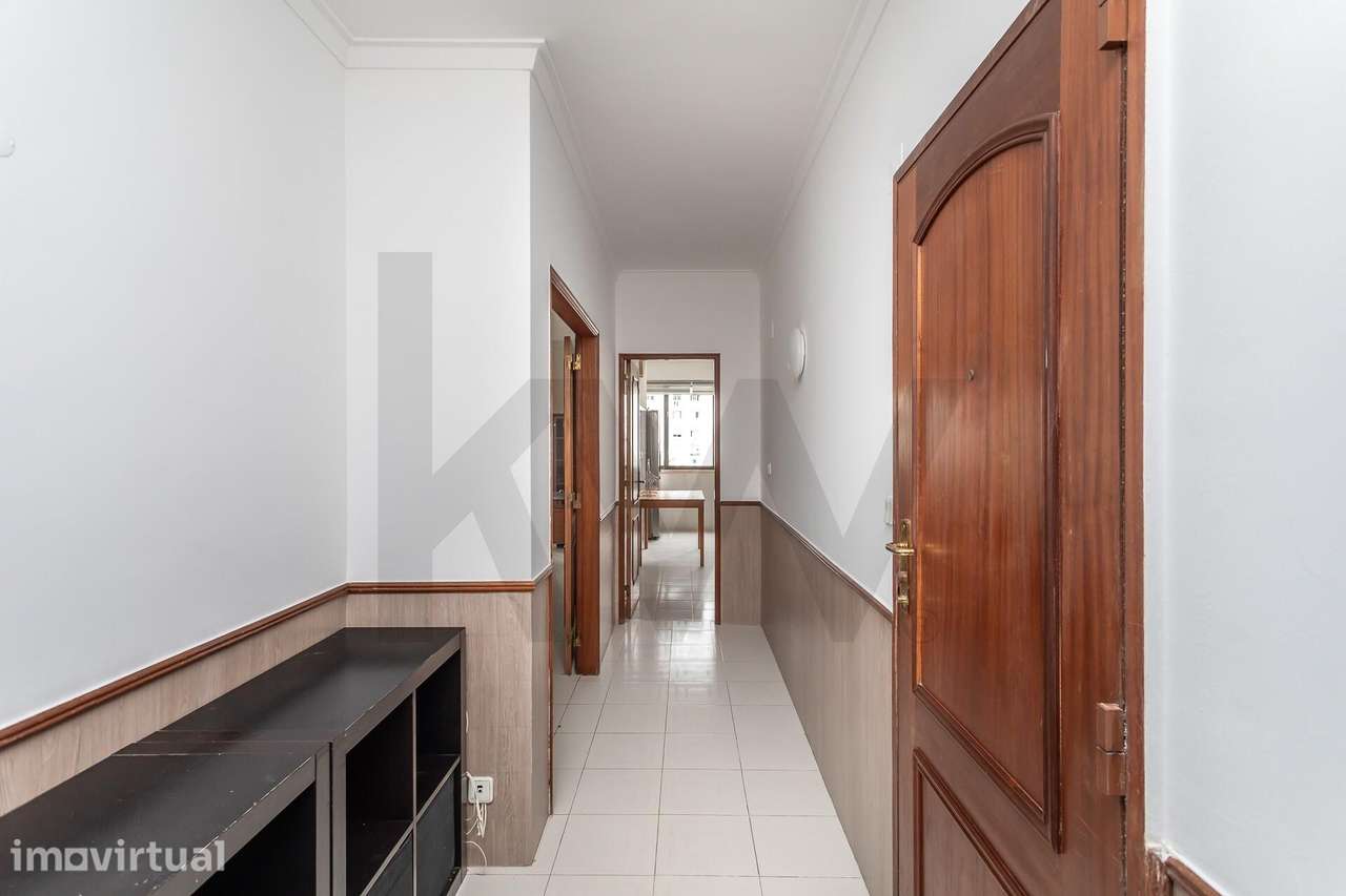 Apartamento T2 Mobilado e Equipado com Varanda – Rua do Alecrim, Rinch - Grande imagem: 4/31