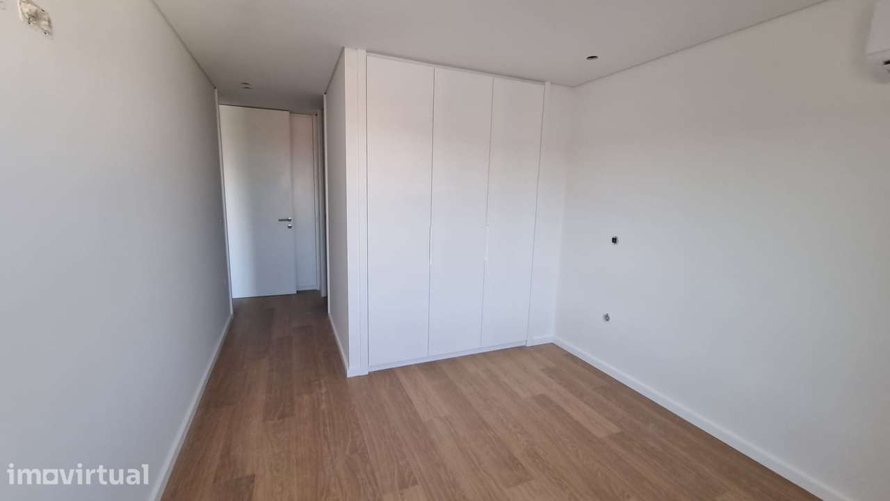 T2 novo com garagem, varanda e ar condicionado - Grande imagem: 3/13