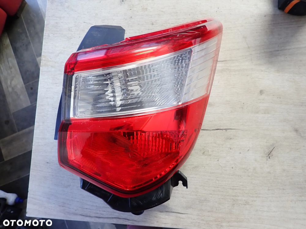 TOYOTA YARIS III LAMPA PRAWY TYŁ 0D-204
