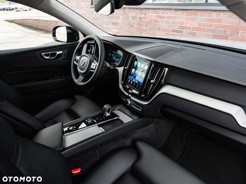 Volvo XC 60 B4 B Plus Dark - 24