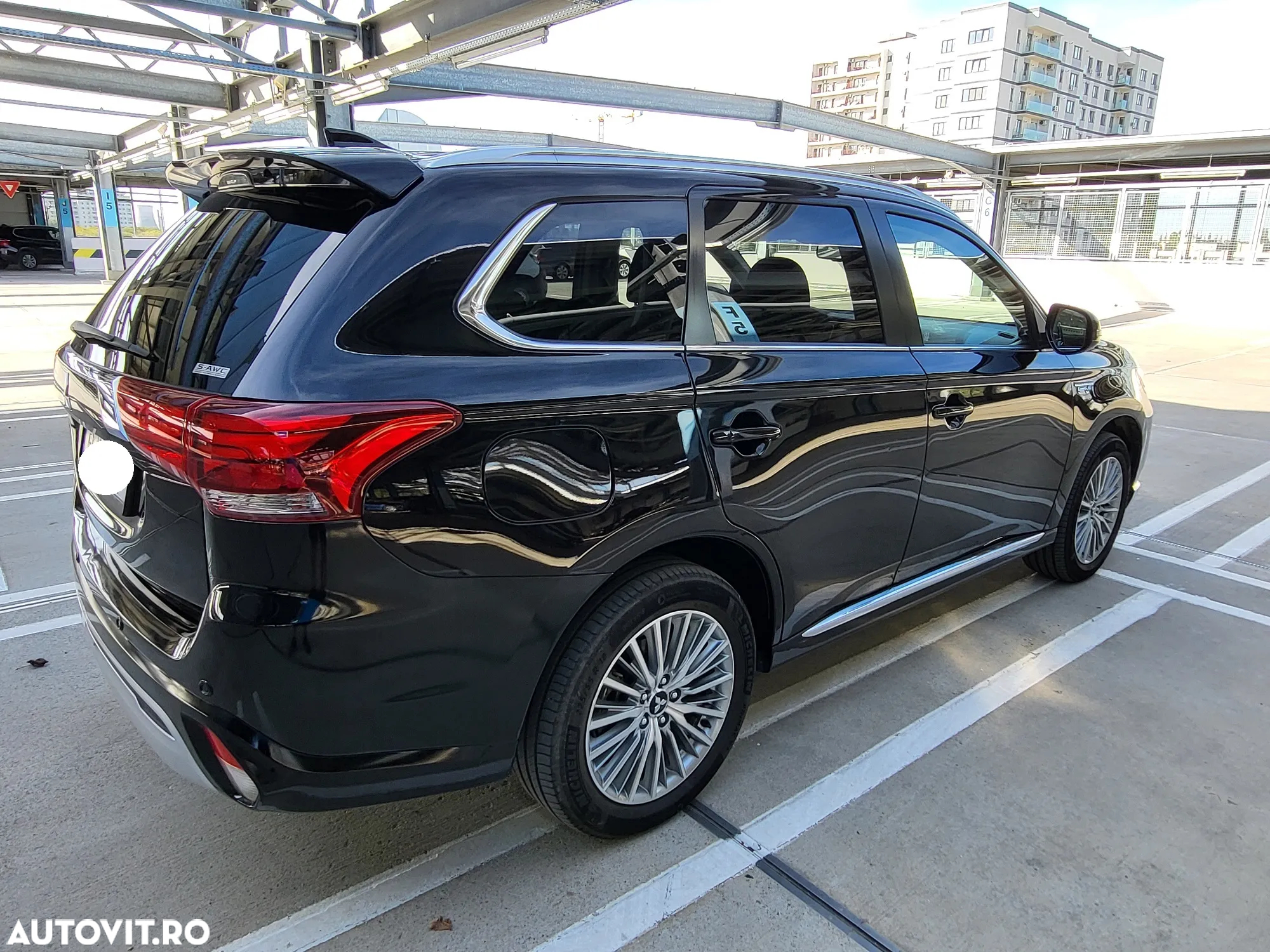 Mitsubishi Outlander 2.4 4WD Plug-In Hybrid - 2