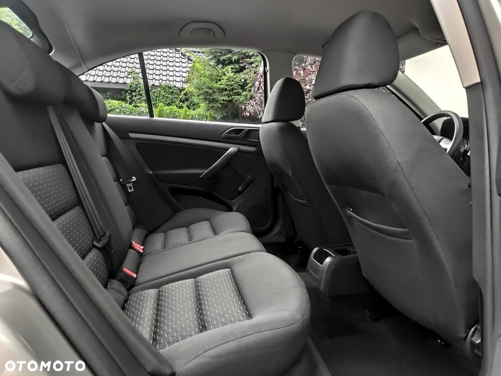 Skoda Octavia 1.6 Ambiente - 10