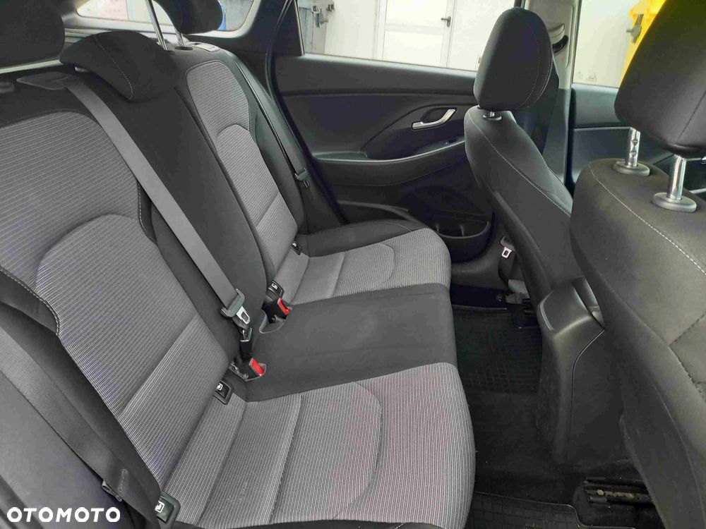 Hyundai i30 1.5 DPI Classic + - 16
