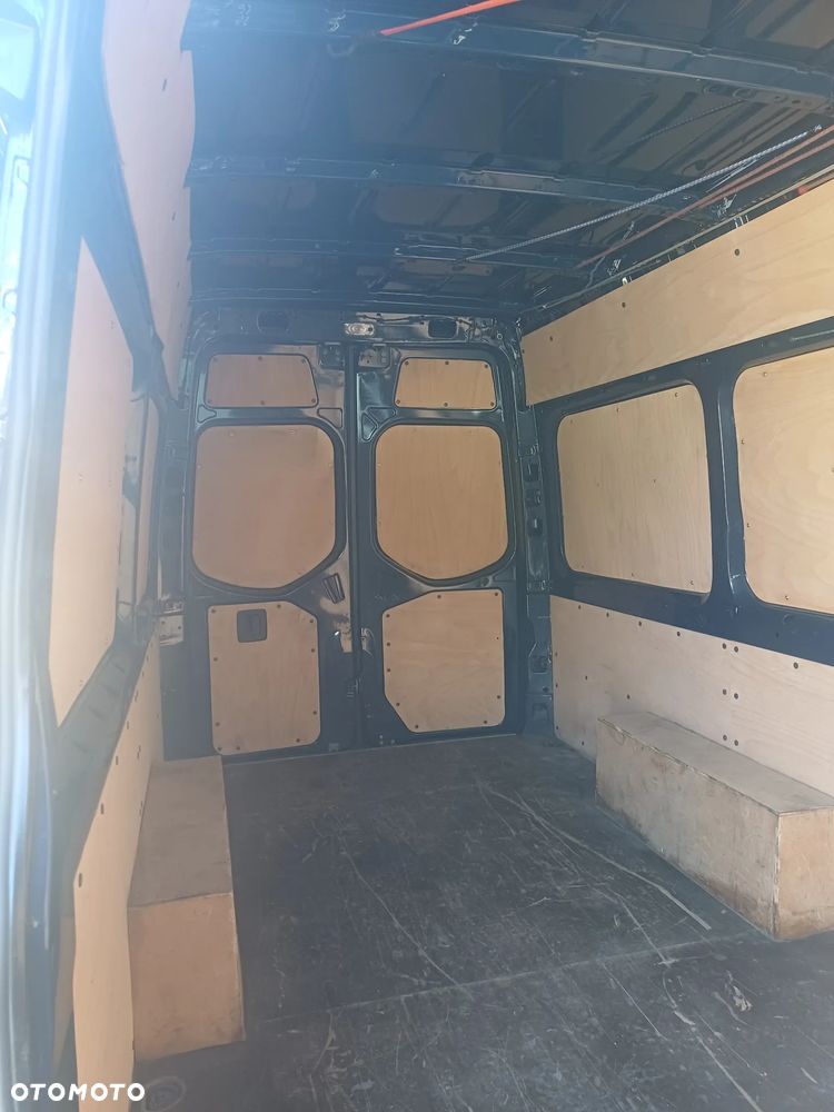 Mercedes-Benz 907 - 2