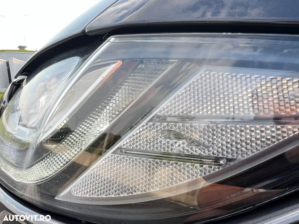 Jaguar XF 20d AWD Portfolio - 21