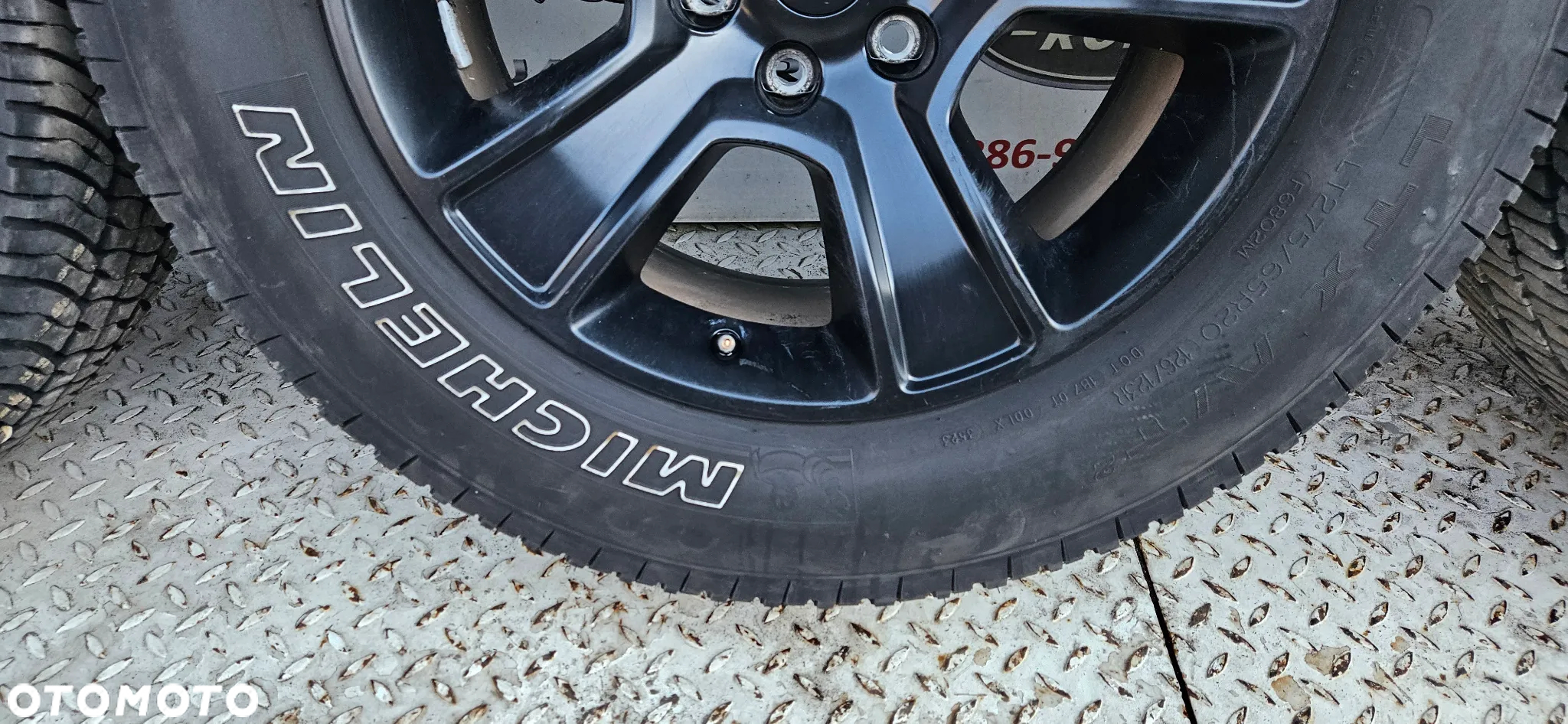 RAM 1500 V 5 2019-  Felgi aluminiowe Komplet felg Alufelgi 275/65/20 R20 20 Cali Felga 5YD55TRMAA 6x139.7 Opona bardzo ładna DOT 34/23 michelin - 10