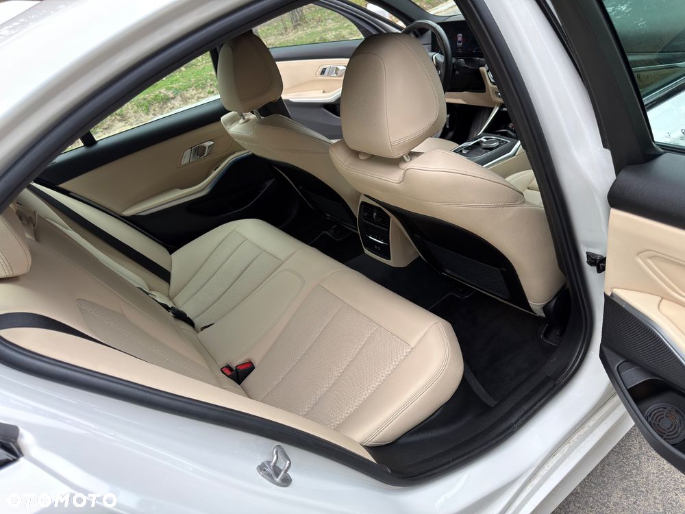 BMW Seria 3 330i xDrive Sport Line - 15