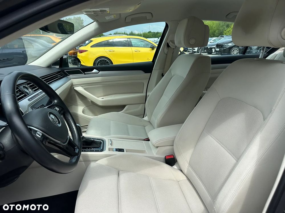 Volkswagen Passat - 11