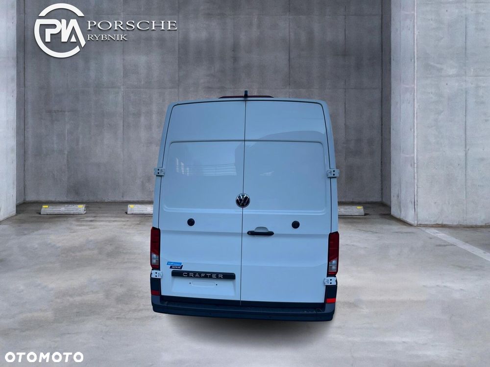 Volkswagen Crafter 35 Furgon z wysokim dachem silnik: 2,0 l EU6 SCR 177 KM / skrzynia biegów: Przedni napęd manualna 6-biegowa rozstaw osi: 4490 mm - 5