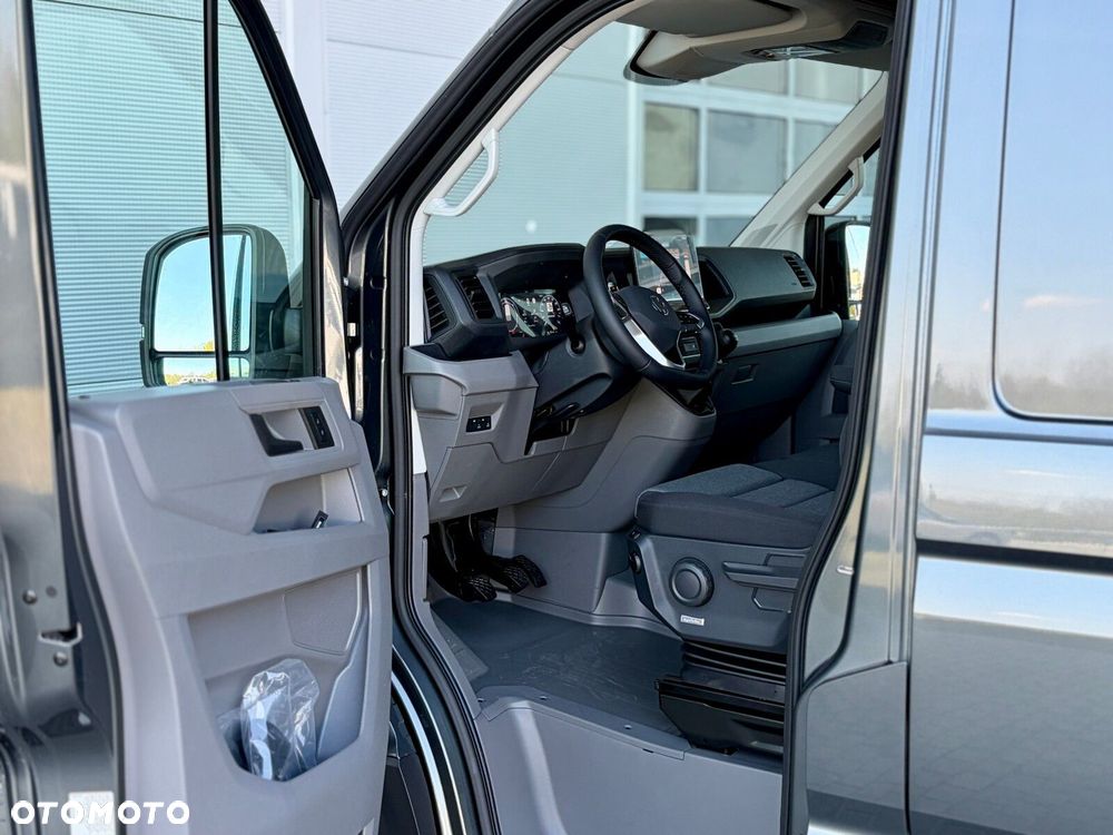 Volkswagen Crafter 35 Furgon z wysokim dachem silnik: 2,0 l EU6 SCR 177 KM / skrzynia biegów: Przedni napęd manualna 6-biegowa rozstaw osi: 4490 mm - 21