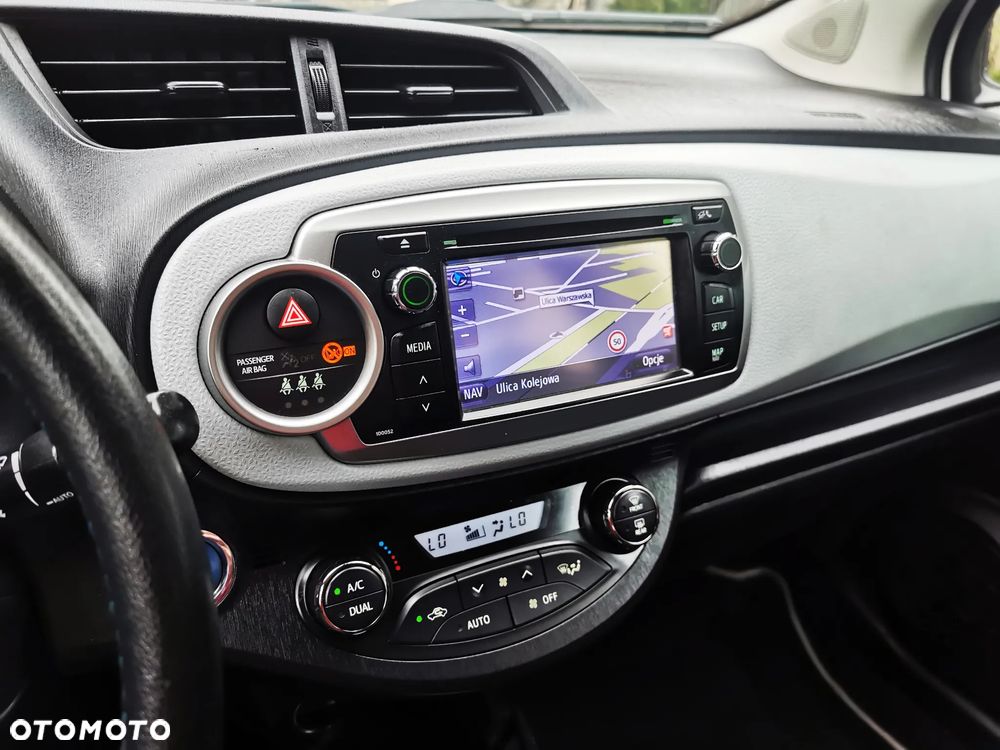 Toyota Yaris Hybrid 100 Premium - 7