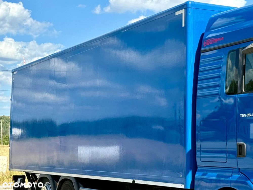 MAN TGX 26.420 / KONTENER / WINDA / 8.5 M DŁUGOŚCI / 21 EUROPALET / 6x2 / 3 OŚ PODNOSZONA I SKRĘTNA / ŁADOWNOŚĆ 14 415 KG / 2018 ROK / Z NIEMIEC - 10
