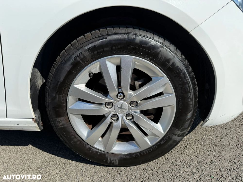 Peugeot 308 1.2 L PureTech Turbo Active - 8
