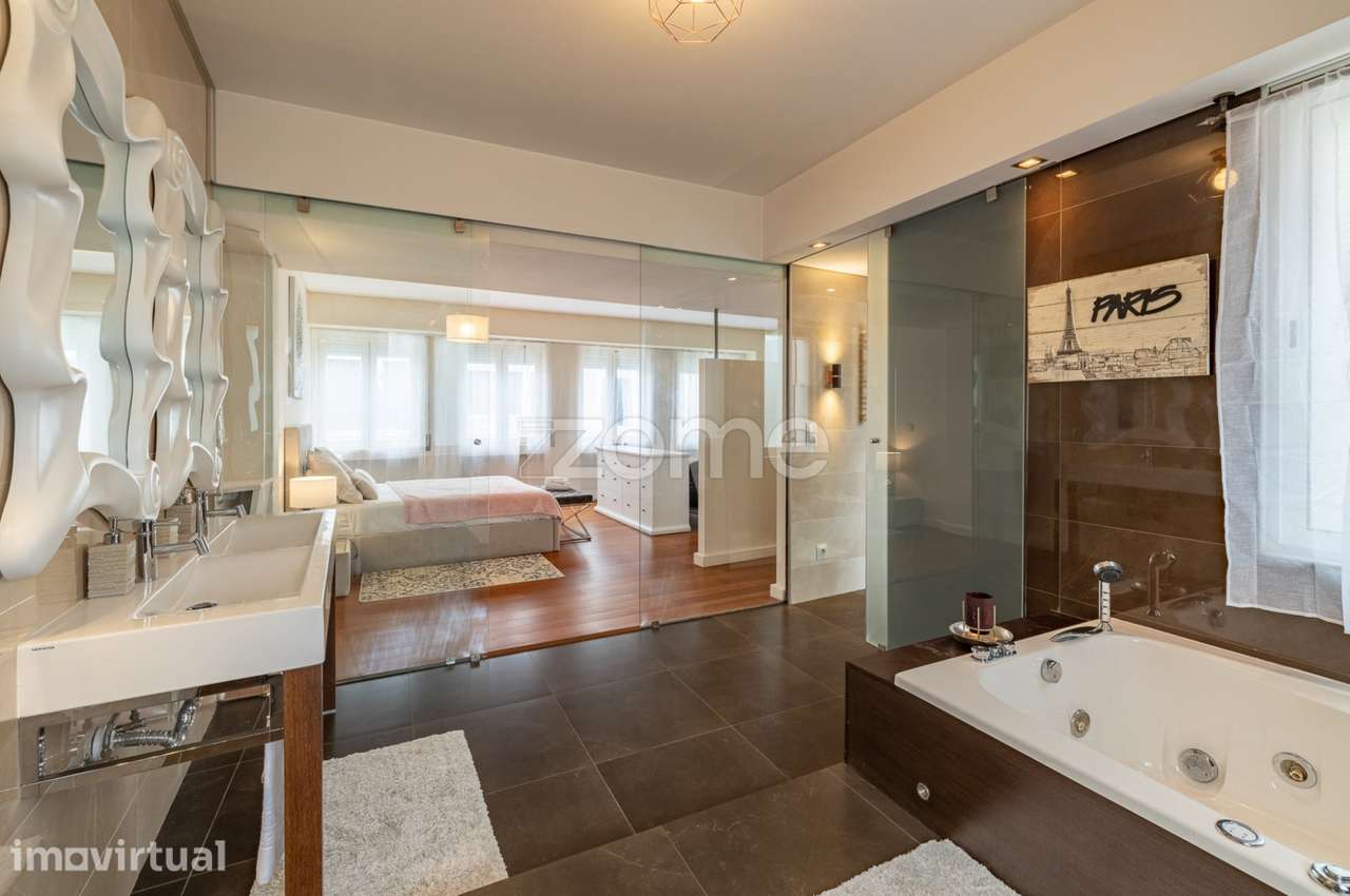 Apartamento T3 transformado em T1 na Baixa do Porto - Grande imagem: 5/24