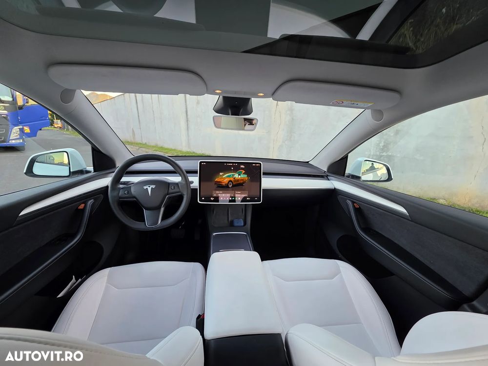 Tesla Model Y - 12