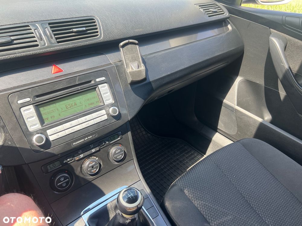 Volkswagen Passat 1.6 Family - 12