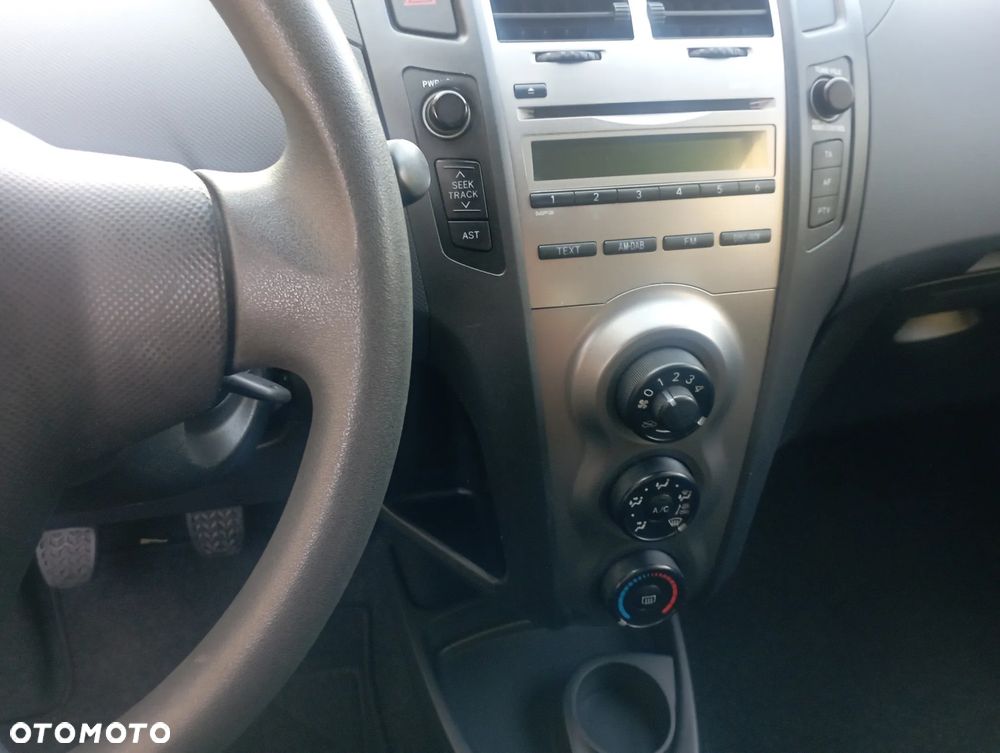 Toyota Yaris - 22