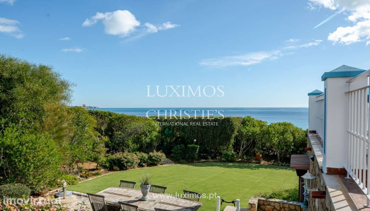 Moradia com piscina na primeira linha do mar à venda na Luz, Algarve - Grande imagem: 2/26