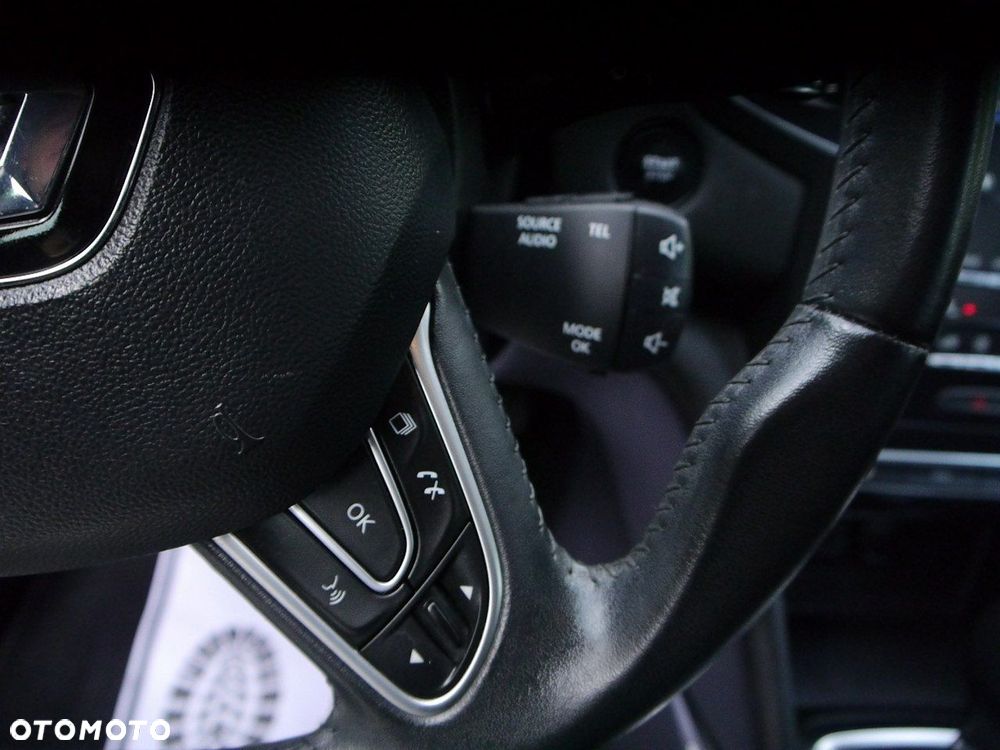 Renault Megane ENERGY TCe 140 EDC LIMITED - 34