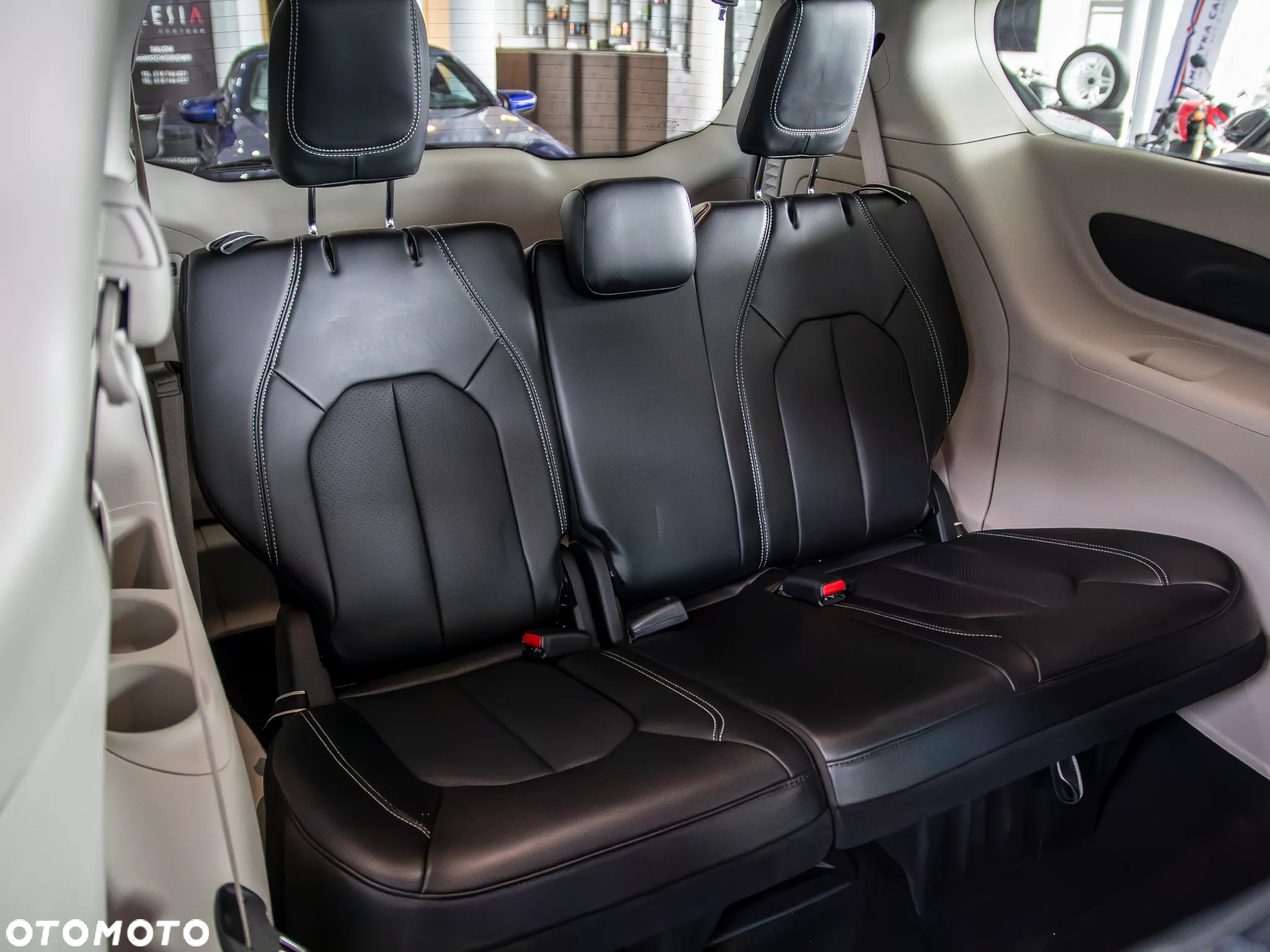 Chrysler Pacifica - 12