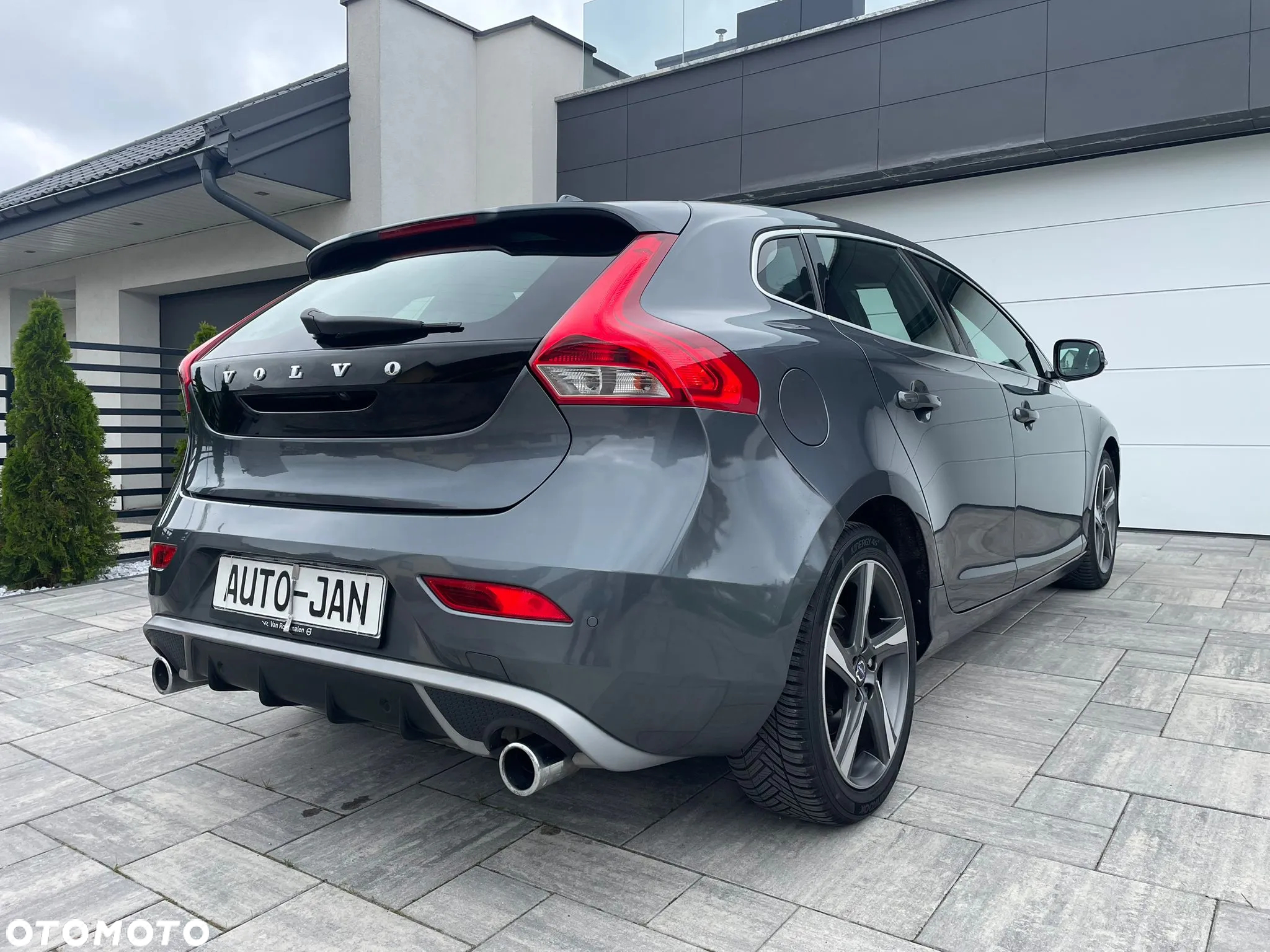 Volvo V40 D2 R-Design - 33