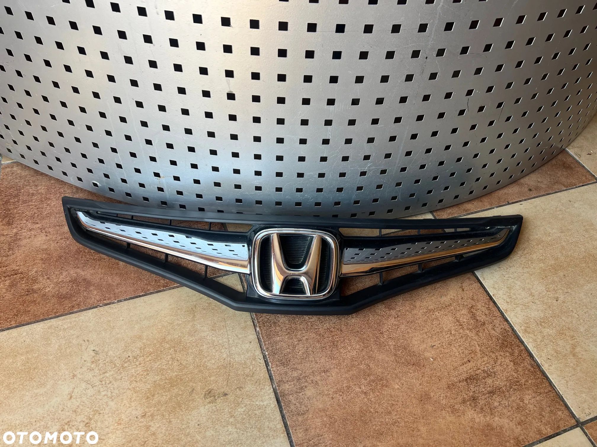 GRILL  ATRAPA LISTWA ZDERZAKA PRZEDNIEGO CHROM EMBLEMAT ZNACZEK CHROM HONDA JAZZ III 2008 - 2011 ORYGINAŁ NOWY - 1