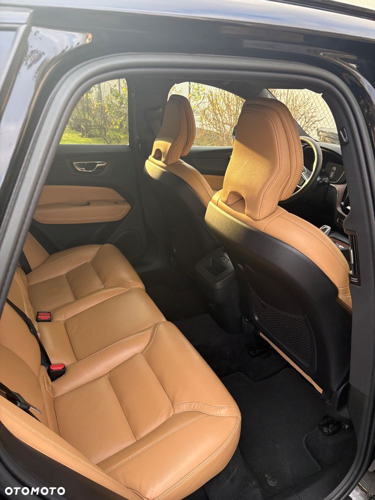 Volvo XC 60 B5 B AWD Plus Dark - 11