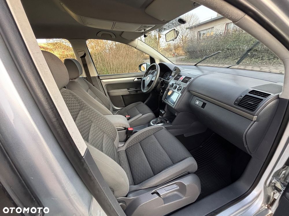 Volkswagen Touran 1.9 TDI DSG Conceptline - 19