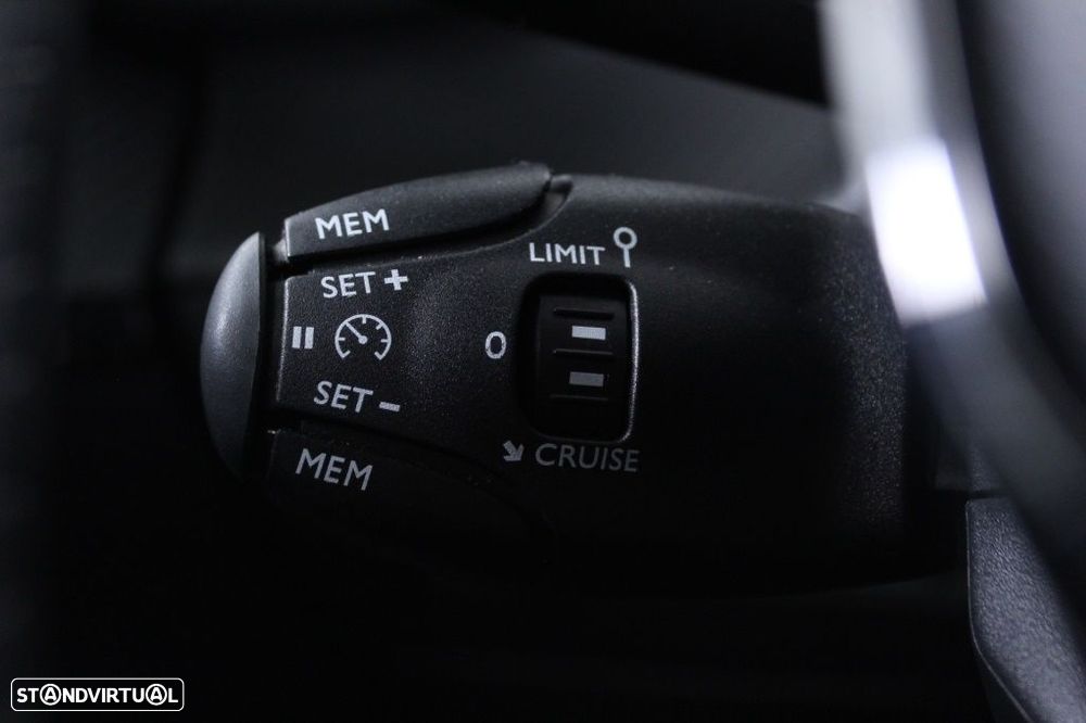 Peugeot 2008 1.2 PureTech Allure EAT8 - 26