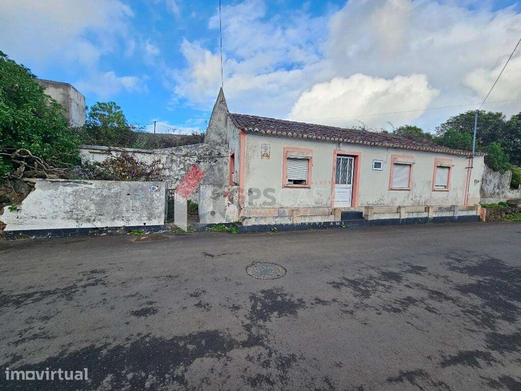 Moradia T2 para recuperar – Próxima do centro da Praia da Vitória - Grande imagem: 2/13