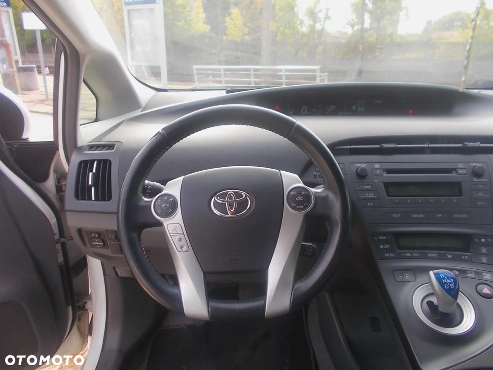 Toyota Prius (Hybrid) - 12