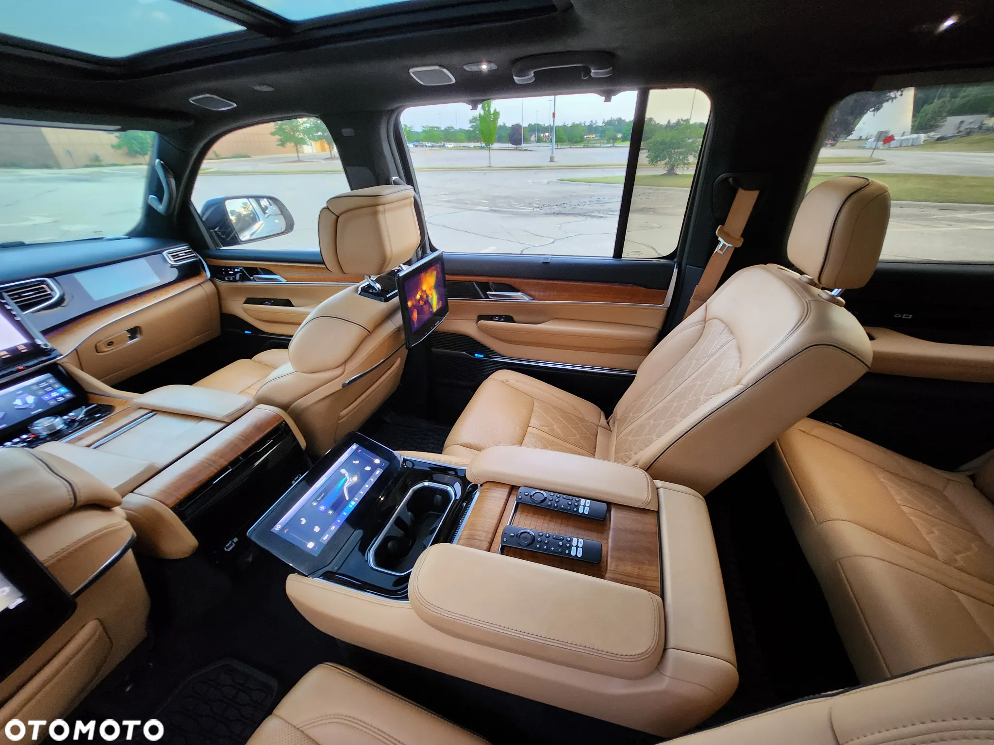 Jeep Grand Wagoneer - 34