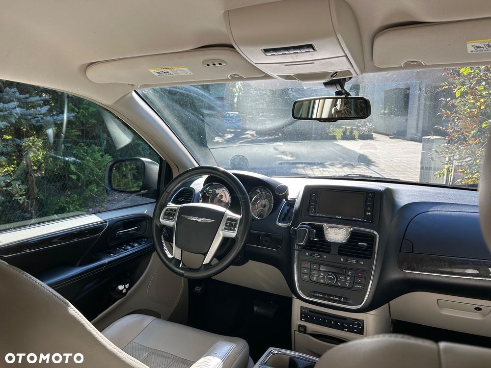 Chrysler Town & Country - 11