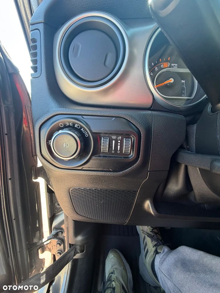 Jeep Wrangler - 12