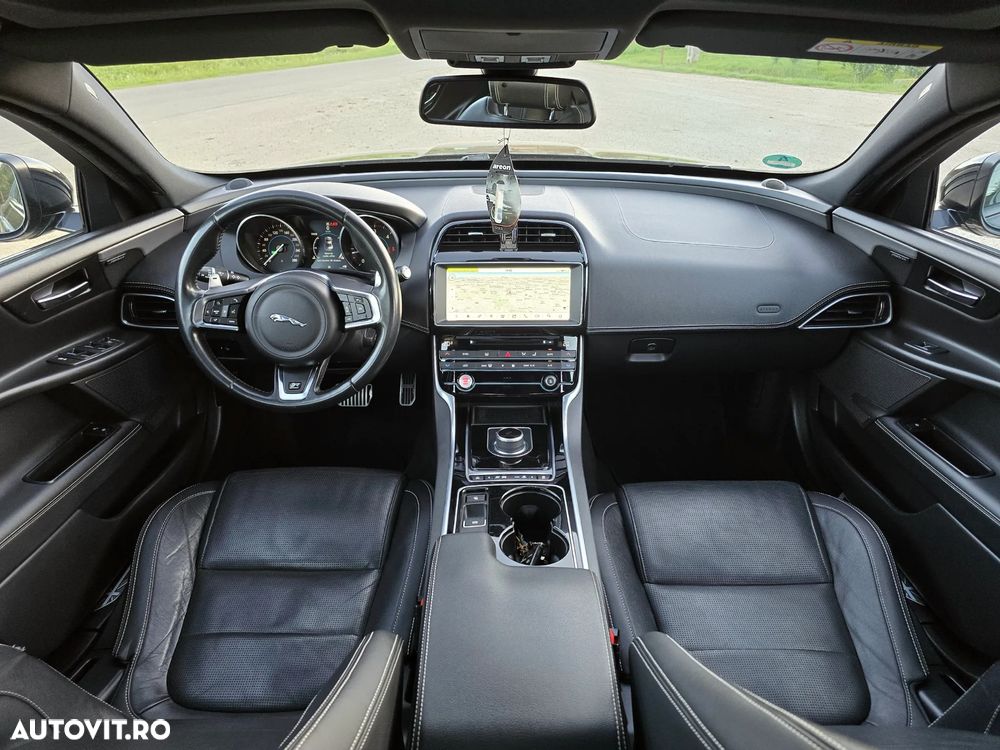 Jaguar XE 2.0 AWD R-Sport - 38