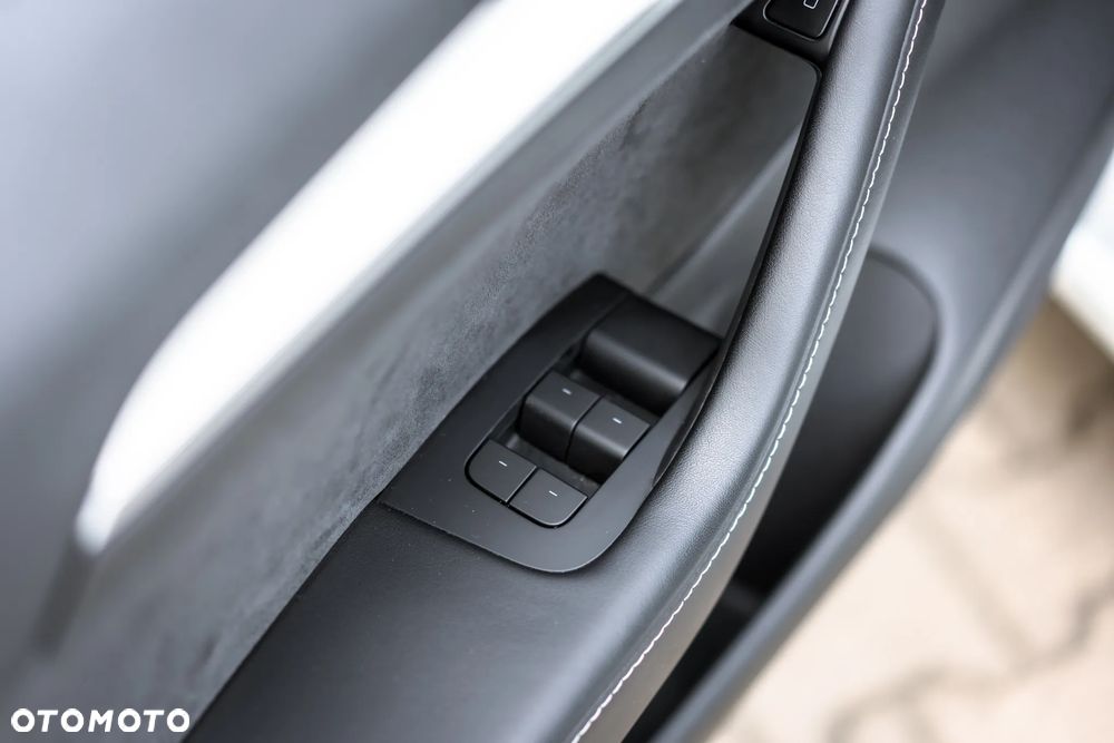 Tesla Model 3 AWD - 10