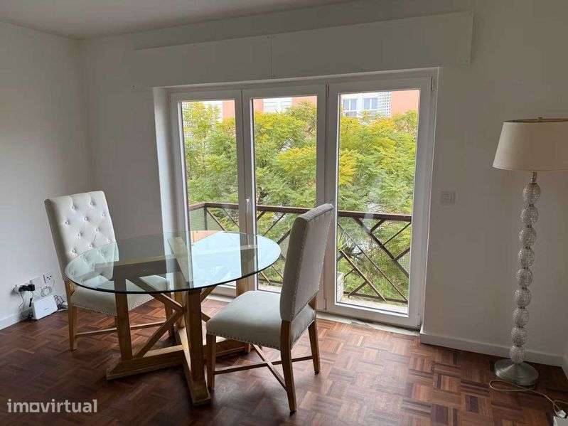 Apartamento de 2 Quartos, Luminoso e Espaçoso, em Telheiras - Grande imagem: 2/12