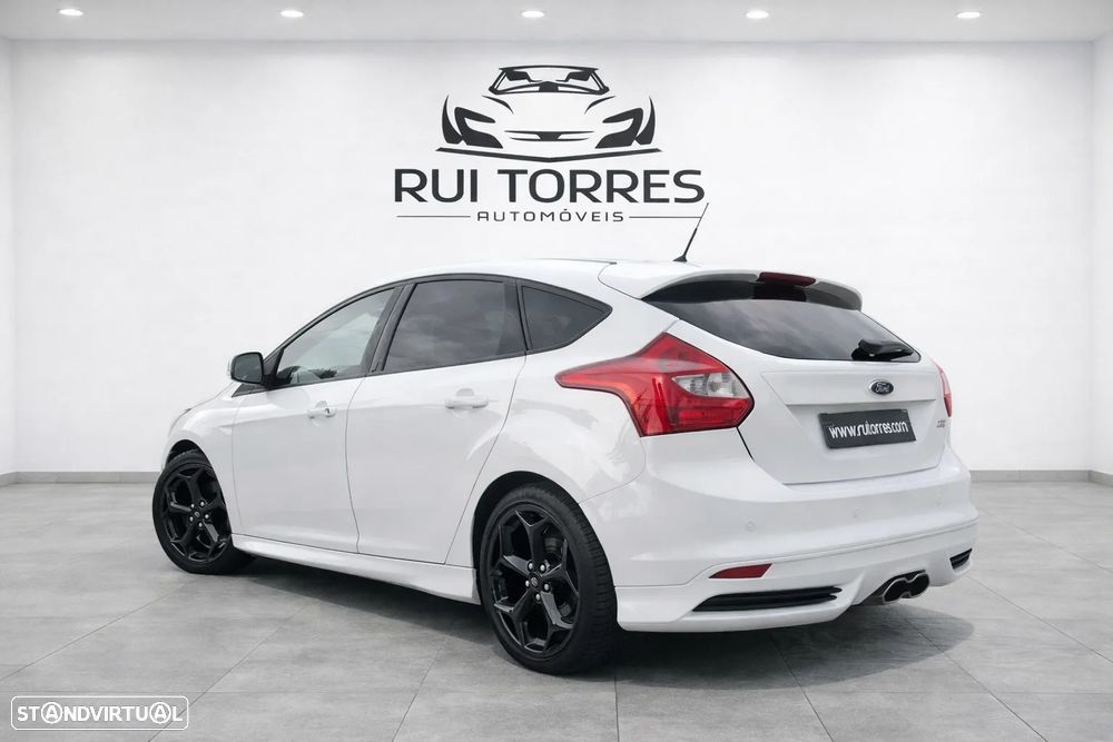 Ford Focus 2.0 EcoBoost ST c/ Pack Pele Desportiva - 8