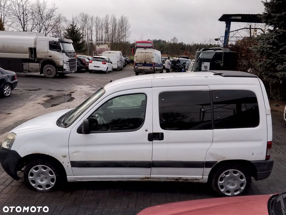 Peugeot Partner I FL (02-10r.) 1.6 HDI 74KM. Silnik DV6BTED4 Skrzynia 20DP37 lakier EWP/EWPA/EWPB/249. Cały na części. GWARANCJA !!!  Przód Tył Zestaw Komplet Drzwi Klapa Zderzak Błotnik Maska Grill Atrapa Szyba Pas Lampa Lusterko Boczki Fotel Kanapa Kokpit Deska Rozdzielcza Przełącznik Włącznik Sterownik Przewody Wiązka Instalacja Moduł Komputer Czujnik Listwa Pompa Alternator Wtryski Głowica Rozrusznik Kompresor Sprzęgło Dwumas Silnik Skrzynia ABS Klimatyzacji Paliwa Wspomagania Kolektor Turbina Przepustnica Zawór Chłodnica Koło Hak Belka Sanki Zawieszenie Mcpherson Półoś Amortyzator Wydech Tłumik Zacisk Most - 4