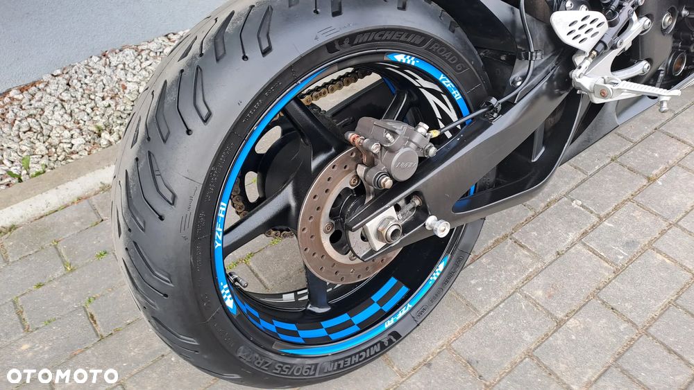 Yamaha R1 - 22