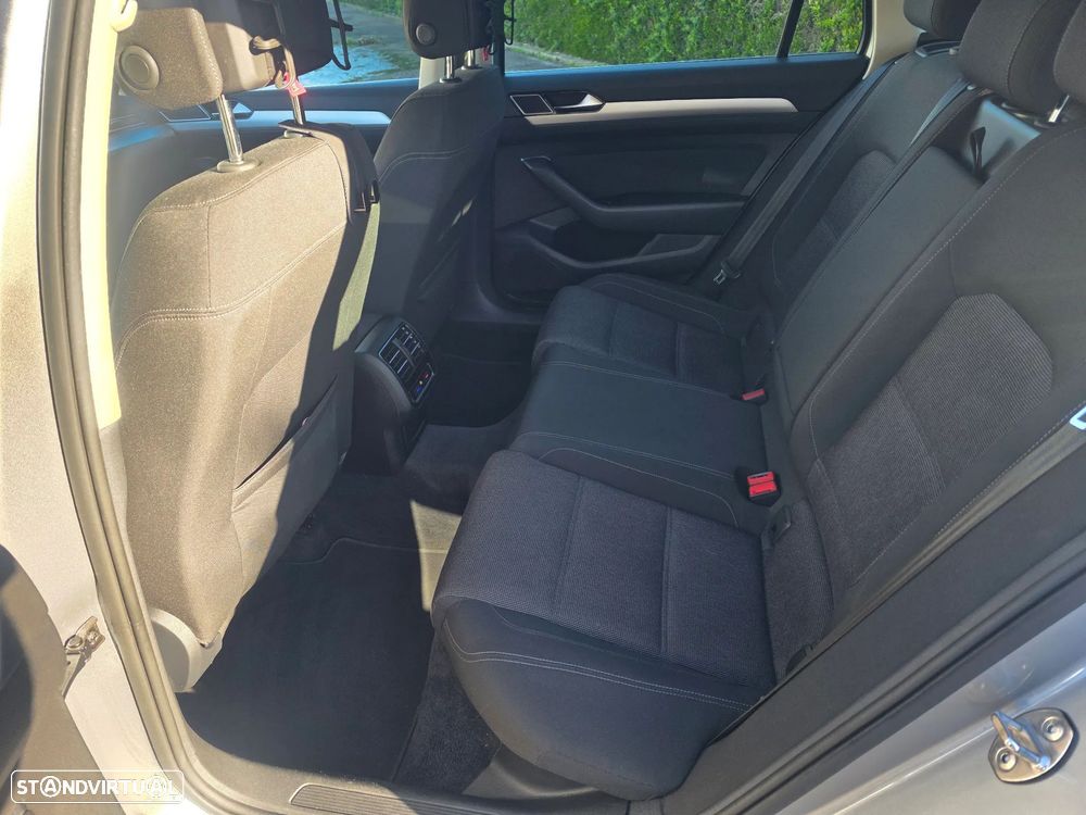 VW Passat Variant 2.0 TDi Highline DSG - 29