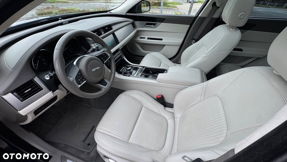 Jaguar XF 25d AWD R-Sport - 10