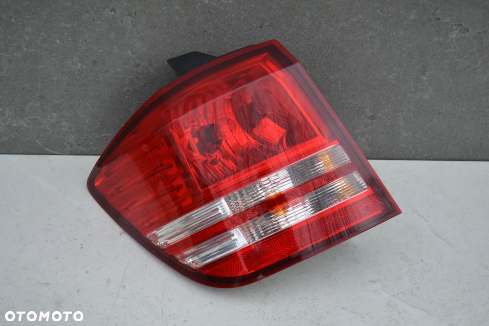 DODGE JOURNEY LAMPA TYŁ TYLNA LEWA W BŁOTNIK ORYGINAŁ 05067785AB - 1