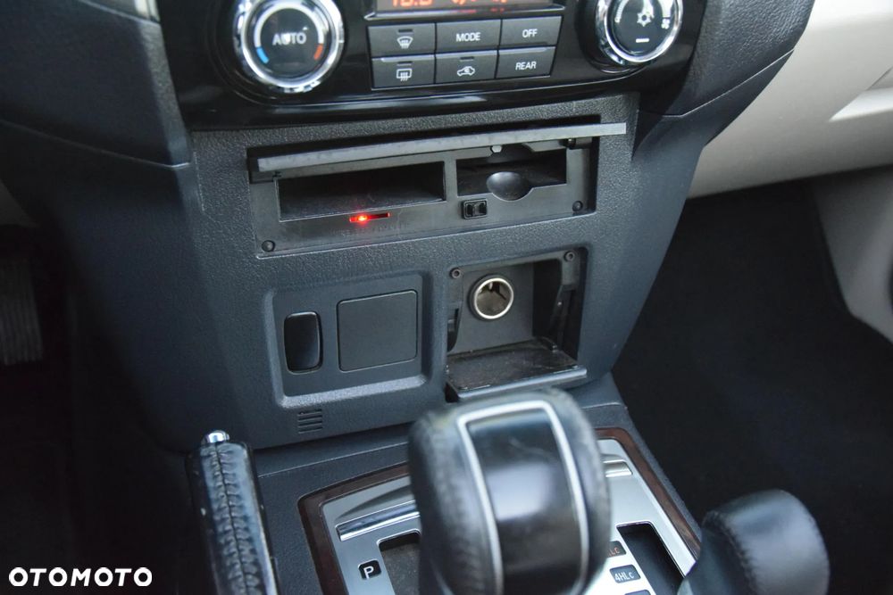 Mitsubishi Pajero - 25
