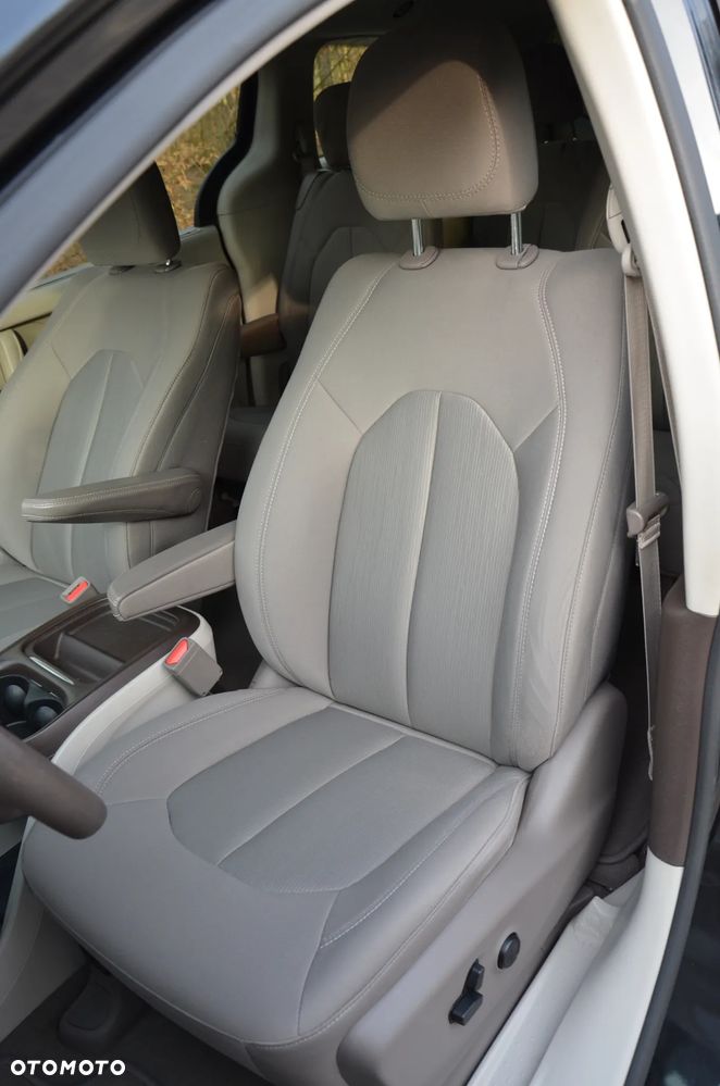 Chrysler Pacifica - 13