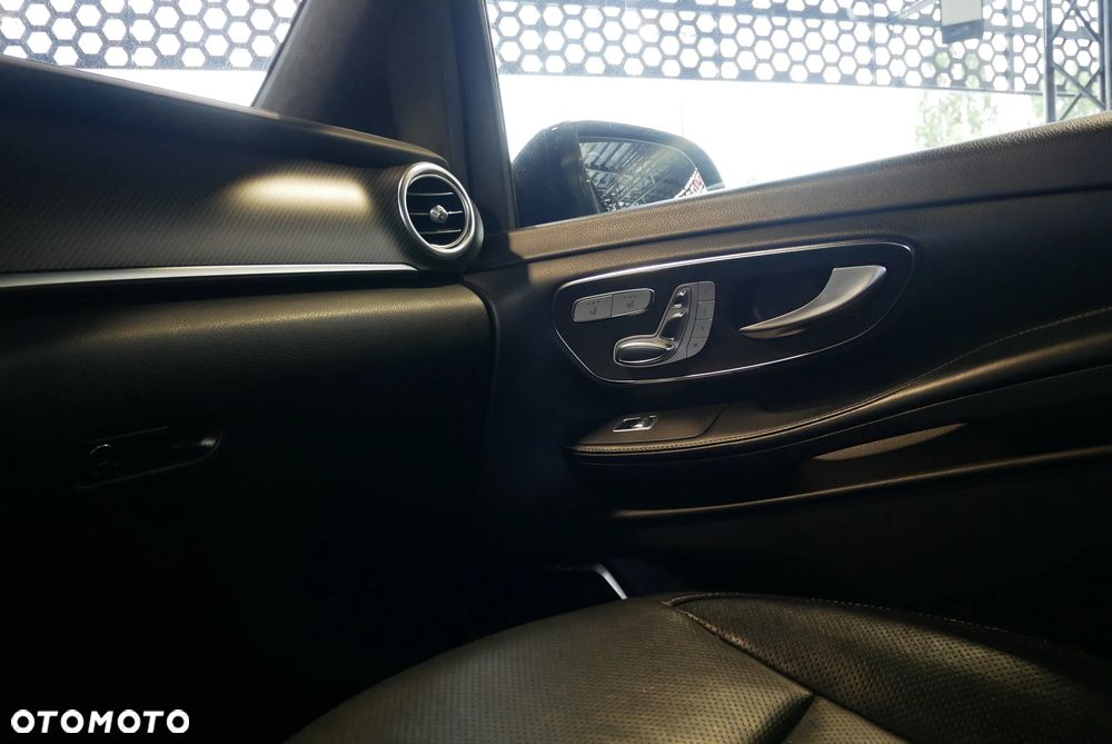 Mercedes-Benz Klasa V - 24