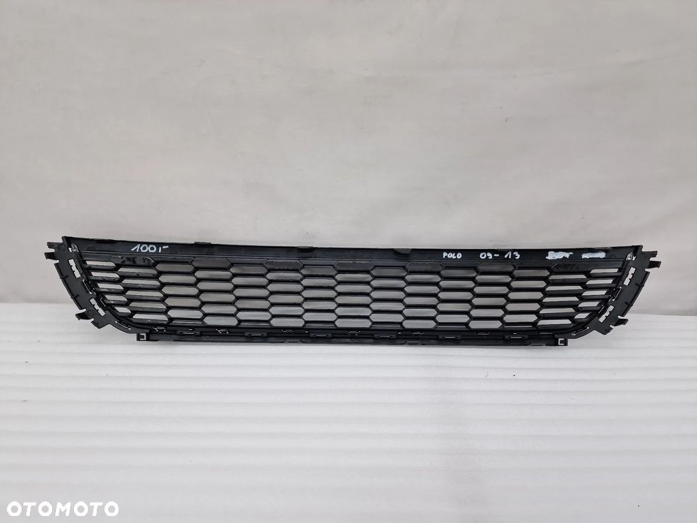 VW POLO 6R0 08- KRATKA ŚRODKOWA ZDERZAKA PRZEDNIEGO Z CHROMEM , NR 6R0853677B , NR AUKCJI K167 - 10