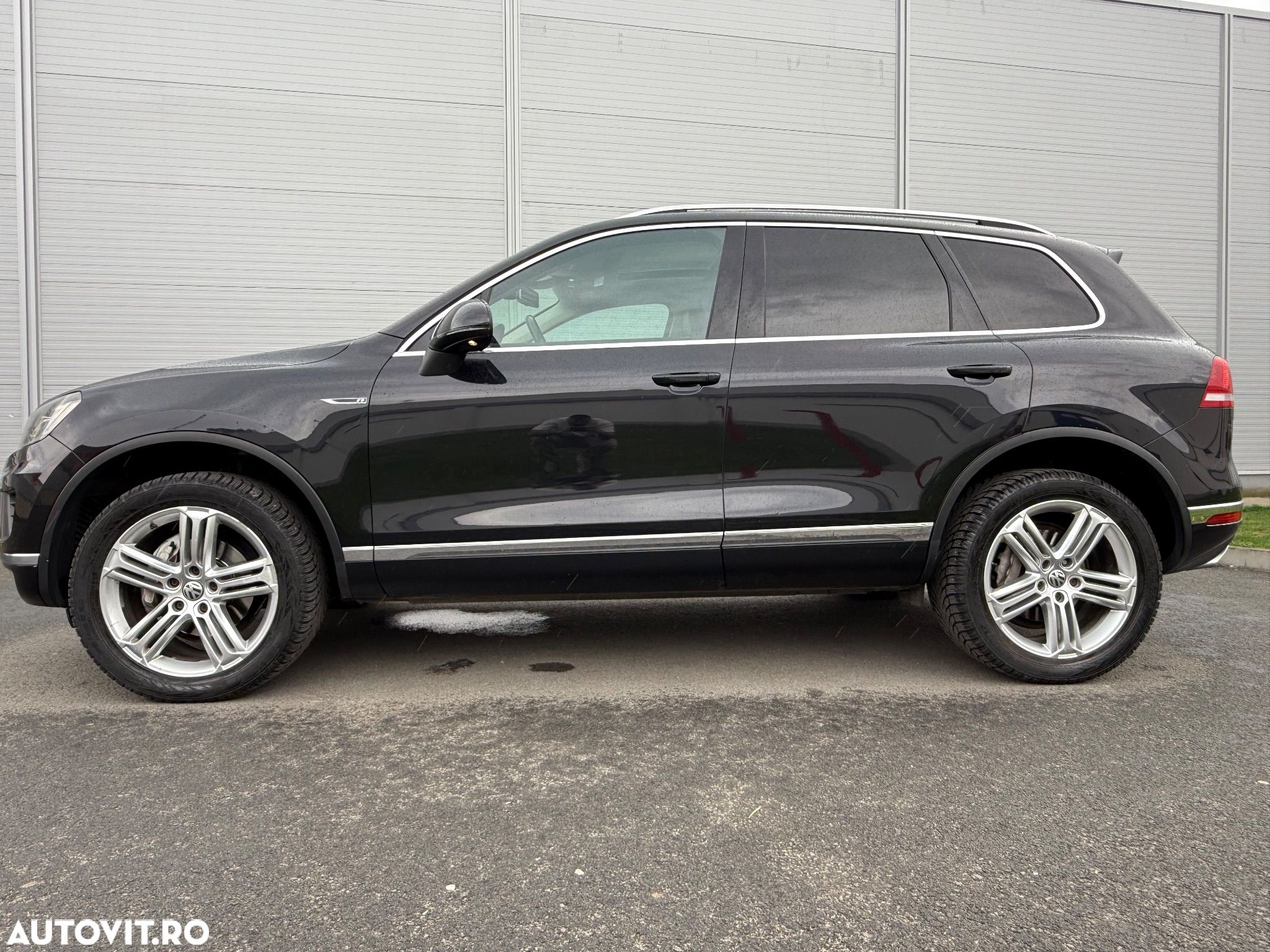 Volkswagen Touareg - 1