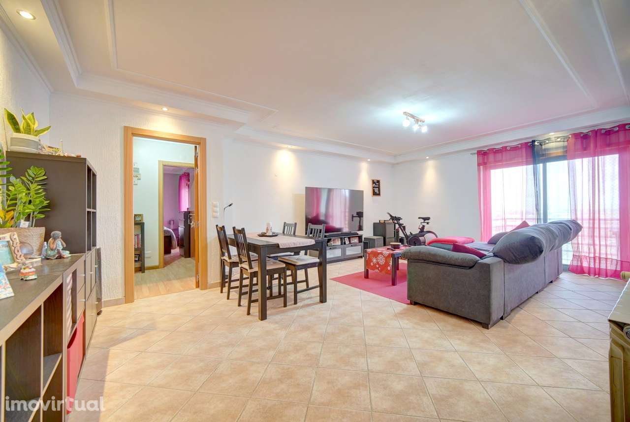 **Apartamento T2 com Parqueamento na Urbanização da Cavaleira** - Grande imagem: 5/22