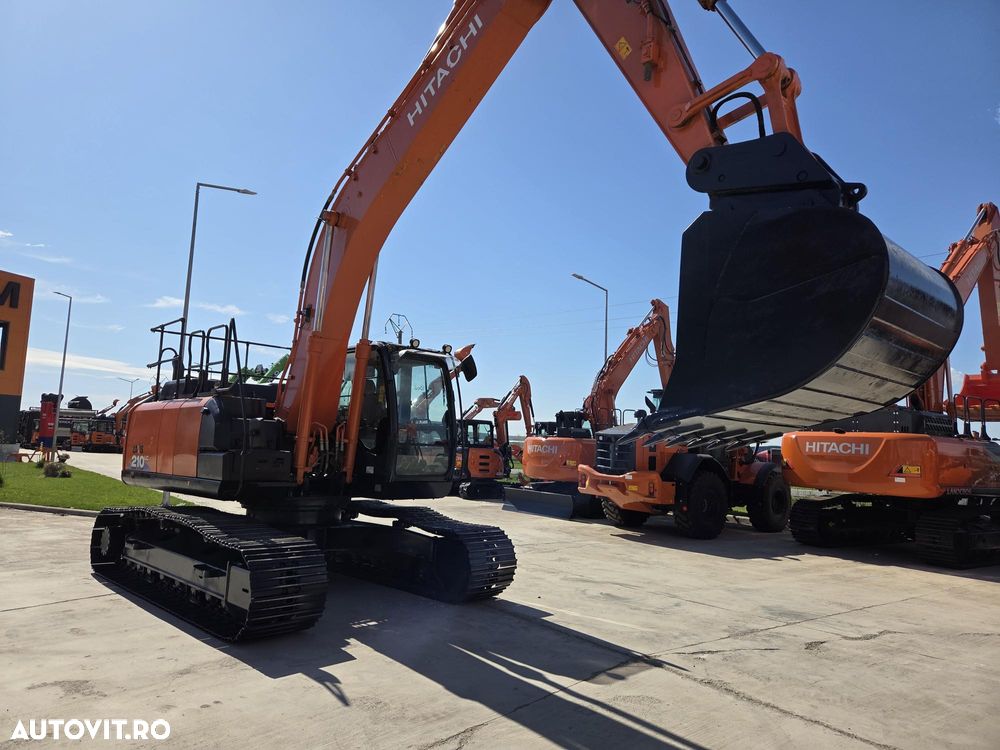 Hitachi ZX210, 23t, cupa NOUA 1,3mc, CUPLA RAPIDA, camere spate si laterale, inst picon, CONSUM MEDIU 9,6l/h, senile 80% ok doar 988h deplasare, 3 pompe hidr HITACHI, antifurt, motor ISUZU, ad sapare 7m, ridica 14t, STARE BUNA,leasing 4ani-83.900 EUR+Tva - 17